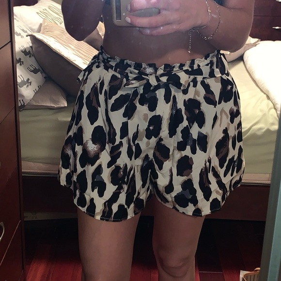 Shorts (paper bag classy shorts) - Picture 2 of 2